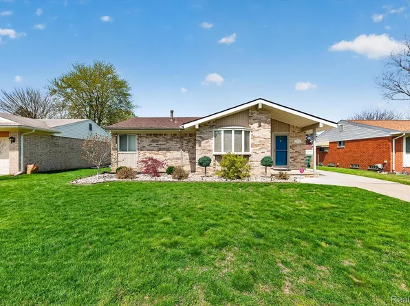 23712 Cedar Ridge Dr, Brownstown, MI 48174