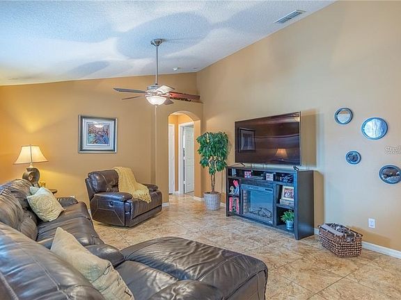 4th image of 2479 Holly Berry Cir