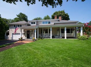 25 Downing St, Williston Park, NY 11596