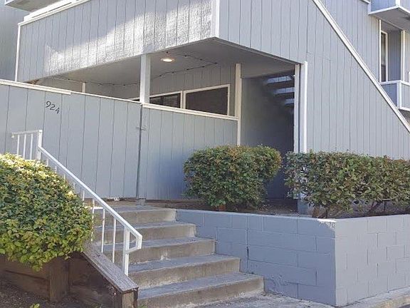 2nd image of 924 La Barbera Dr #11
