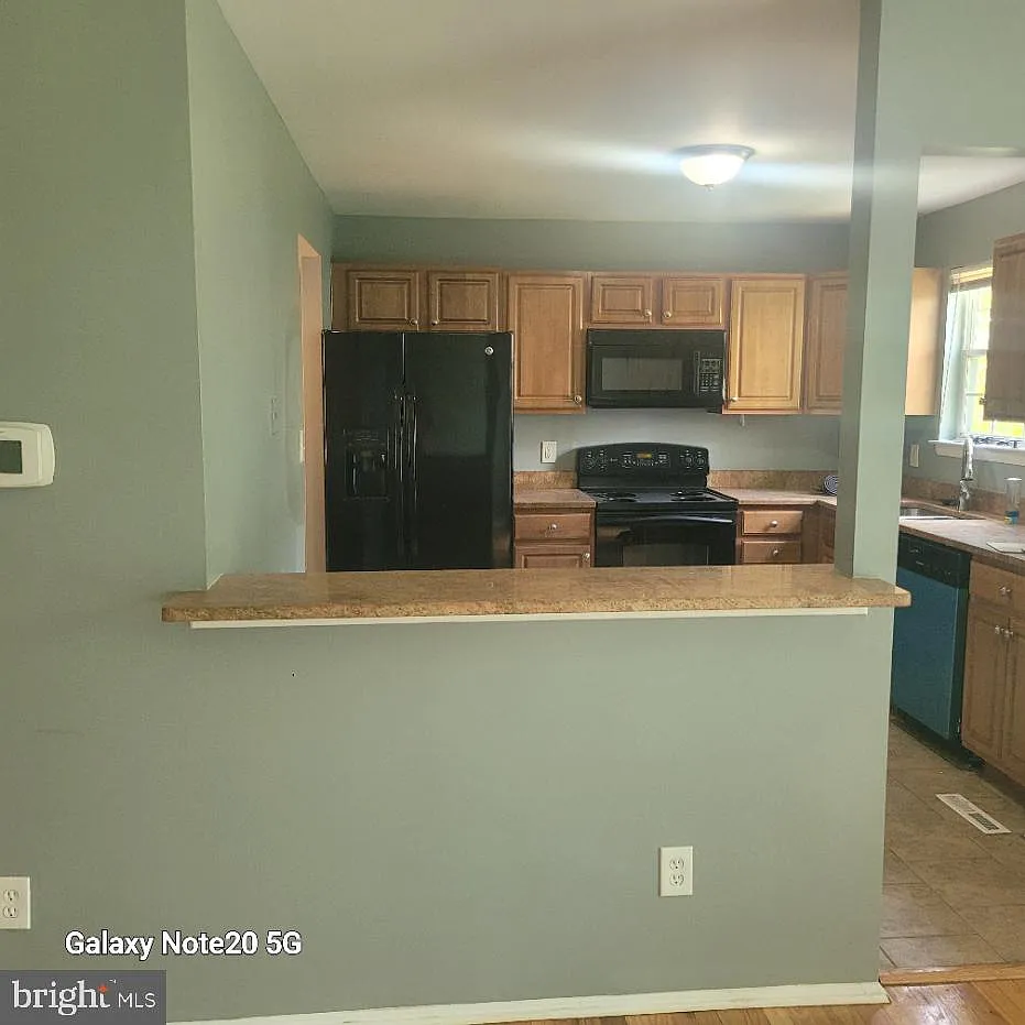 4 bed, 2.5 bath, 1704 sqft, $2,500 — Photo 3
