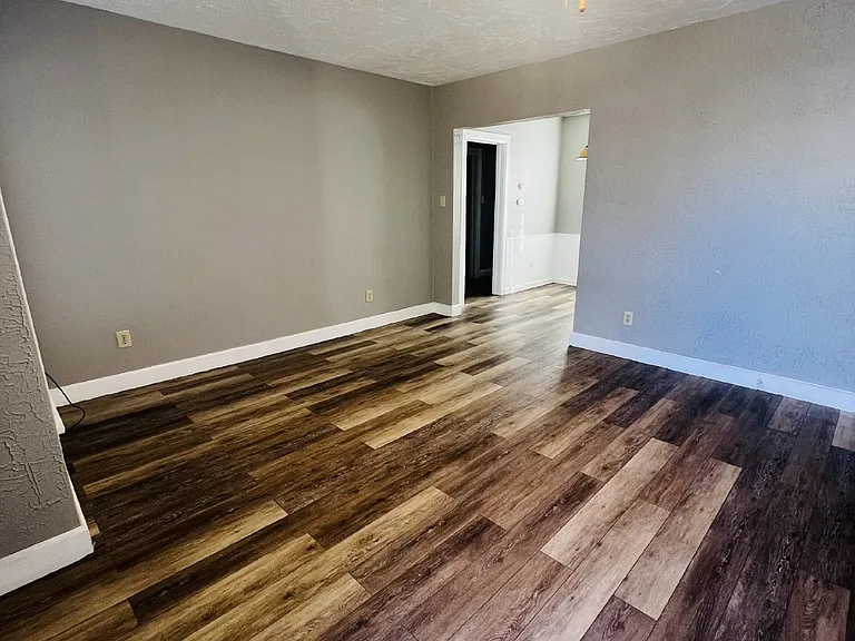 1213 W Oak Ave — Photo 2