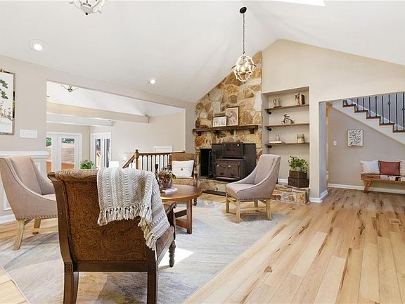 2nd image of 1520 Carson Cres E