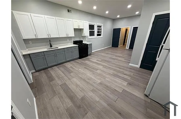 Building Photo - 293 W Runyon St #1
