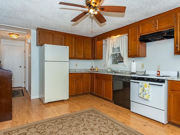 3rd image of 83 Great East Ln