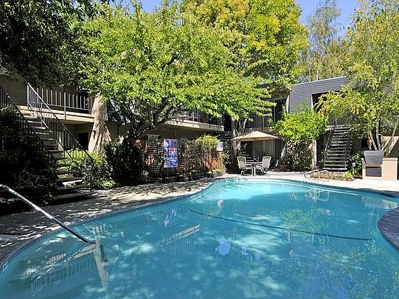 4th image of 3615 Greenlee Dr APT 9