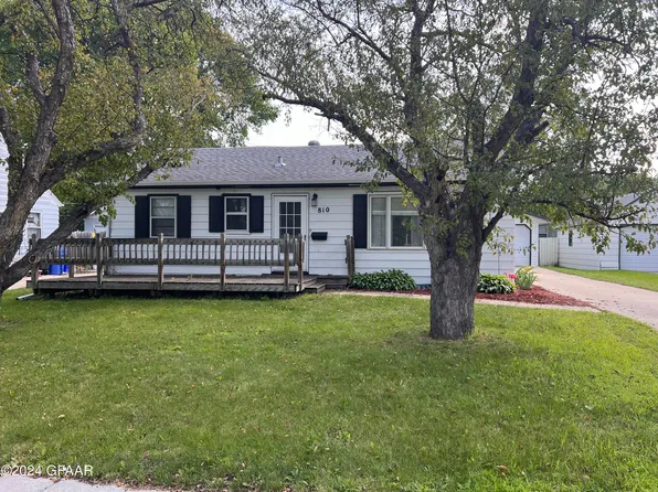 810 18th St S, Fargo, ND 58103