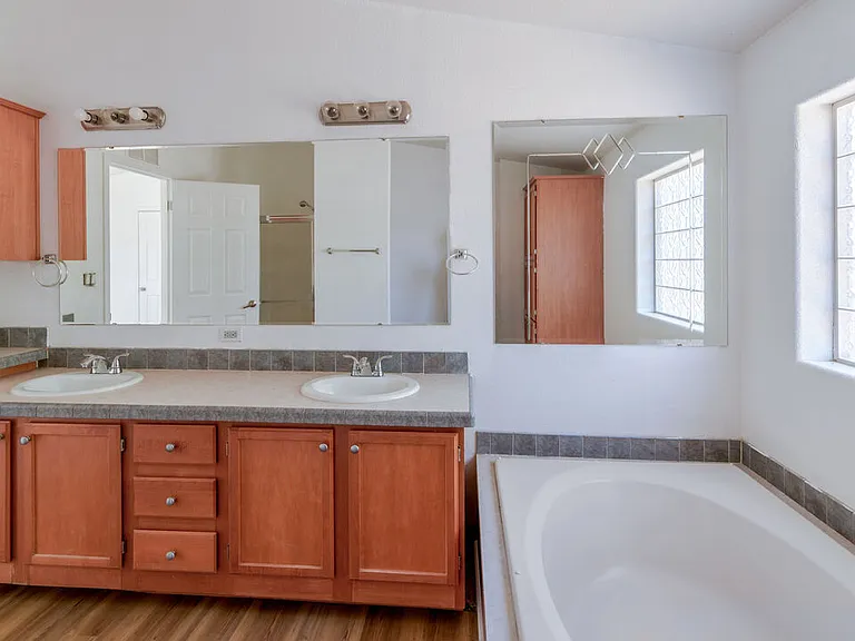 25120 Charina Ln — Photo 10