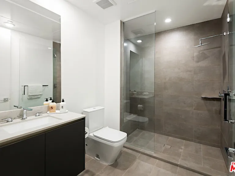 728 N Sweetzer Ave #402 — Photo 15
