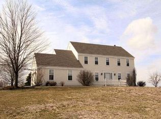 N70W28825 Vernon Dr, Hartland, WI 53029