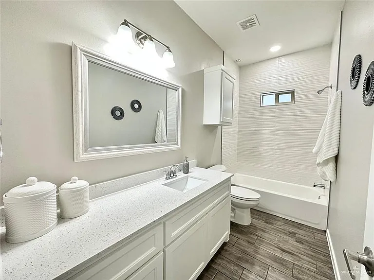 1220 Yankton St #1 — Photo 10