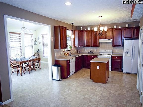 5th image of 986 Woodfield Ln