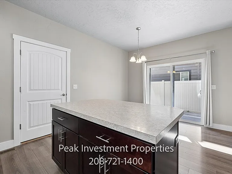 315 E Denver St — Photo 11