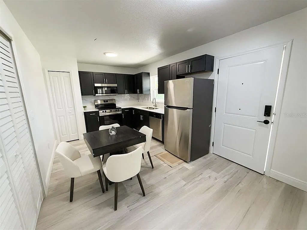2 bed, 2.0 bath, 975 sqft, $1,897 — Photo 2