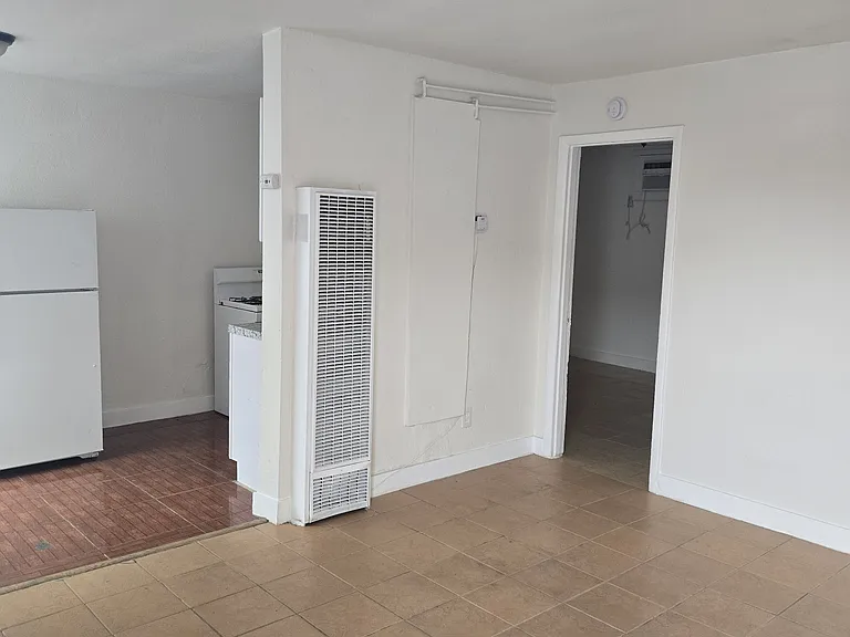 2556 Traction Ave #1 — Photo 3