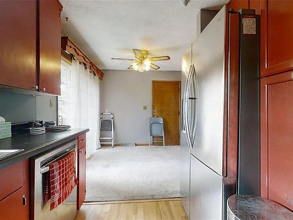 4th image of 810 NW South Summit Cir