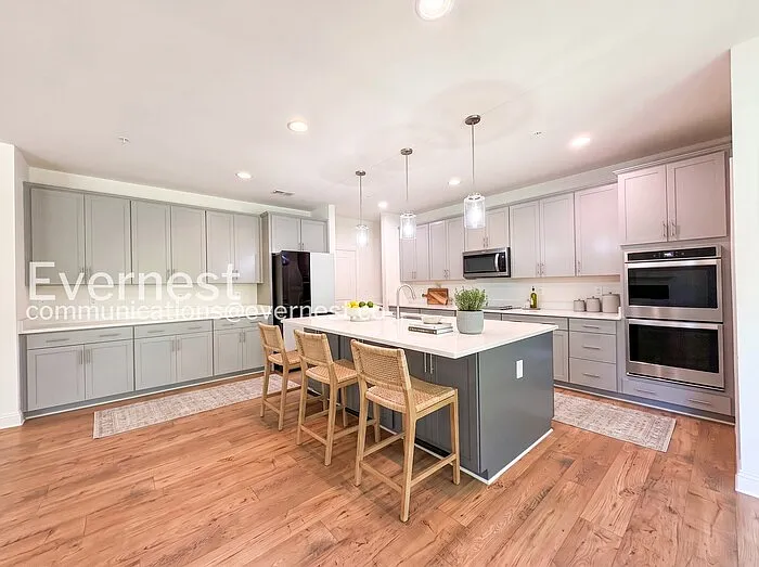 5 bed, 4.5 bath, 4120 sqft, $4,695 — Photo 3
