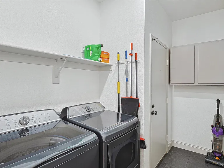 1049 Pullman Dr — Photo 42