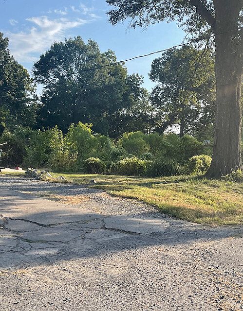 2nd image of 814 W 4th St