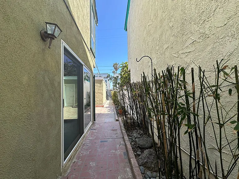 220 21st St — Photo 8
