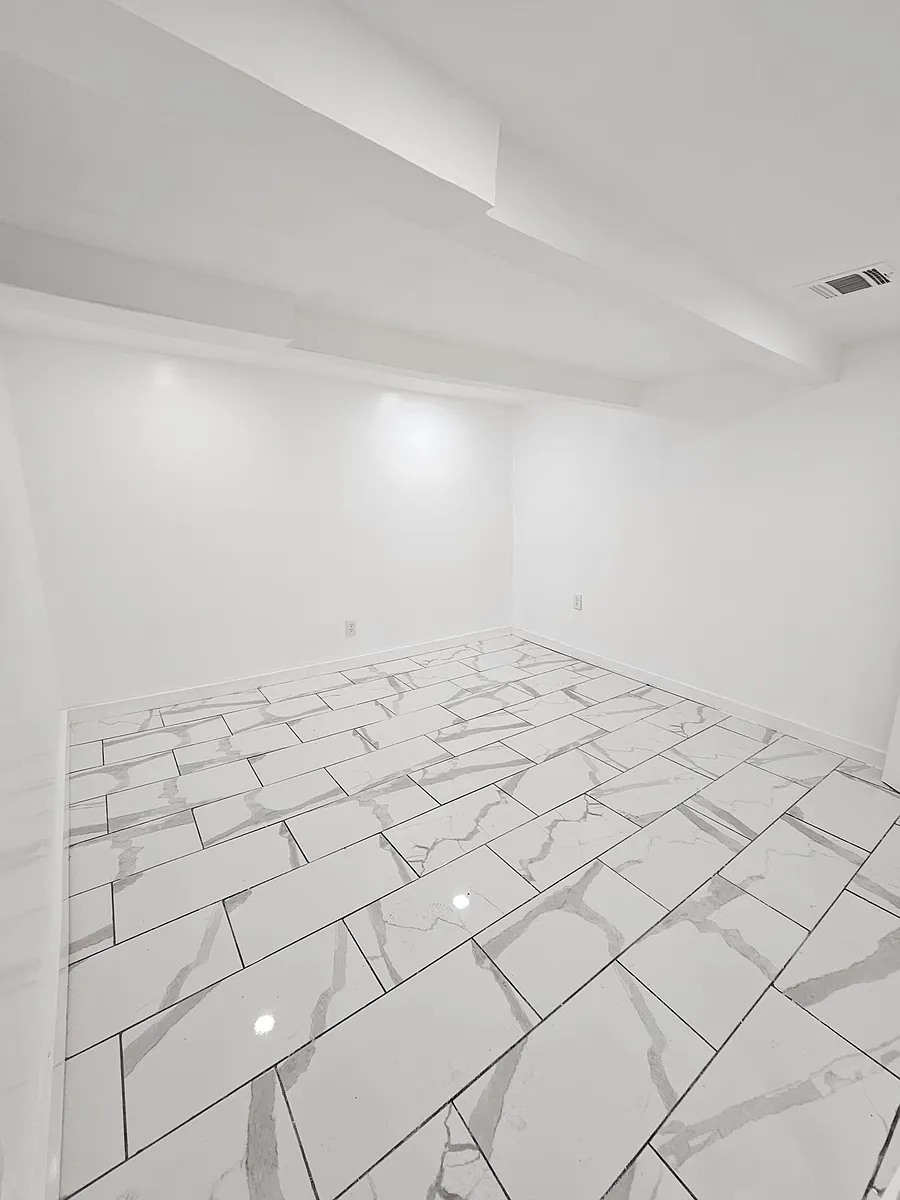 Building Photo - 460 William St #1