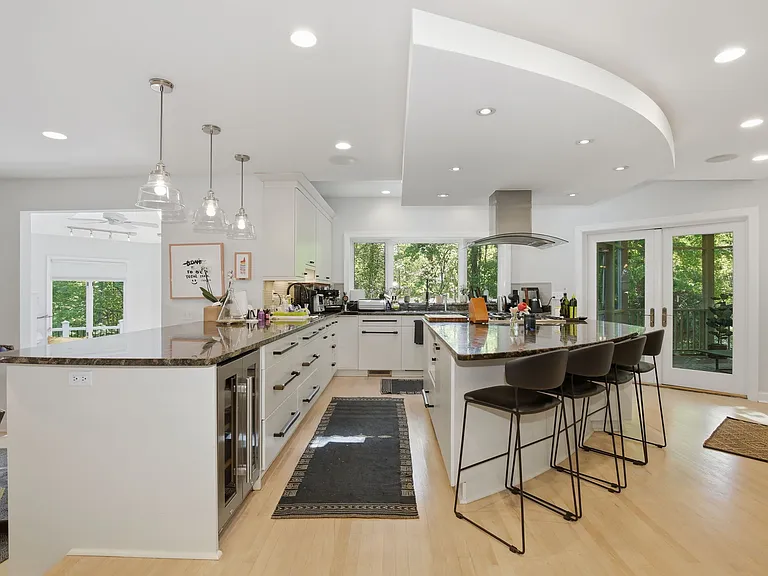 7005 Endicott Ct — Photo 3
