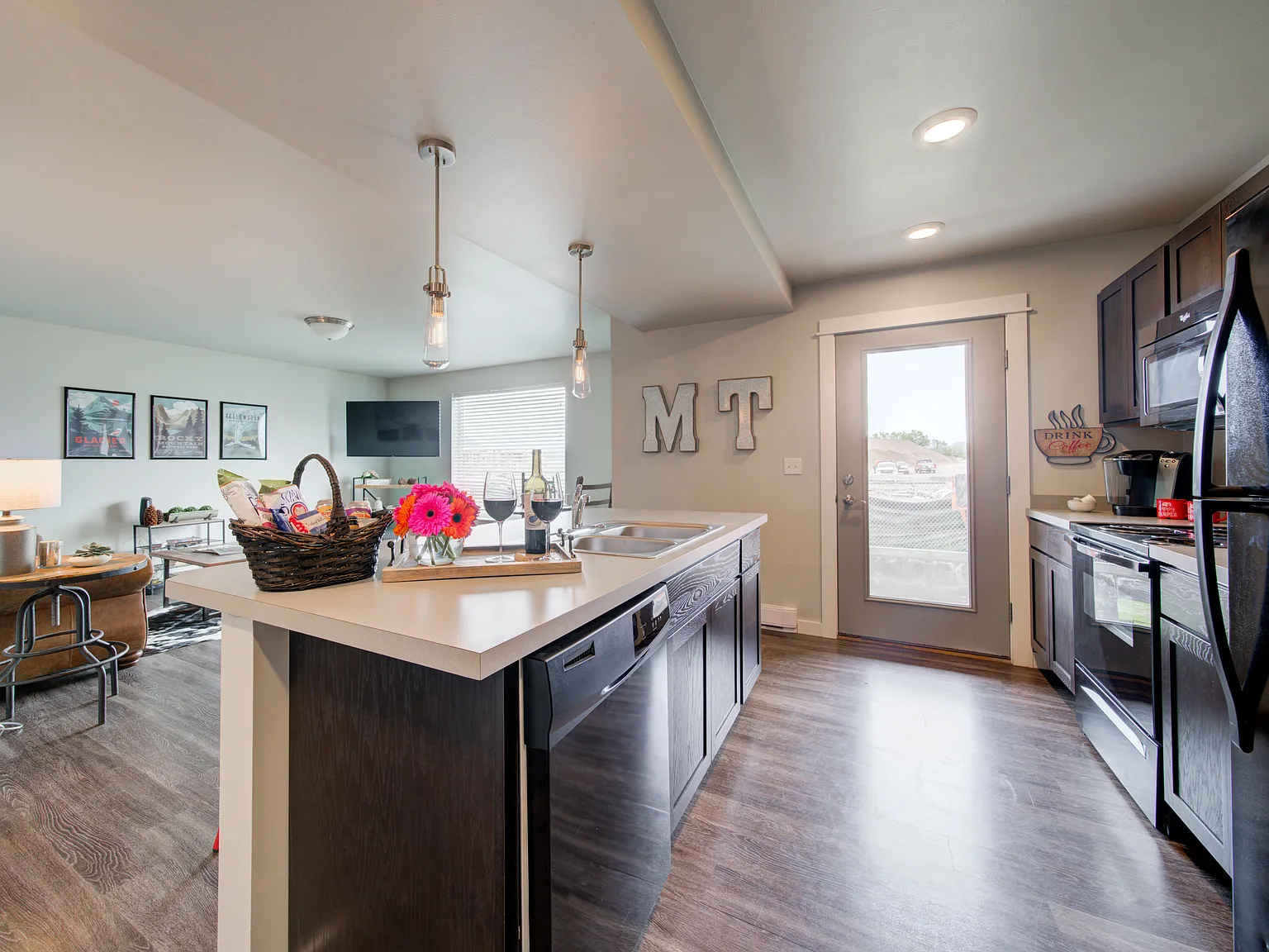 2 bed, 1037 sqft, $1,800 — Photo 2