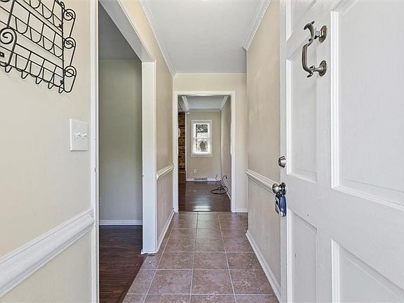 3rd image of 4624 Southampton Arch