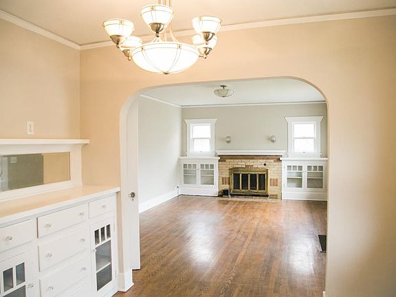 beautiful built-ins dining room