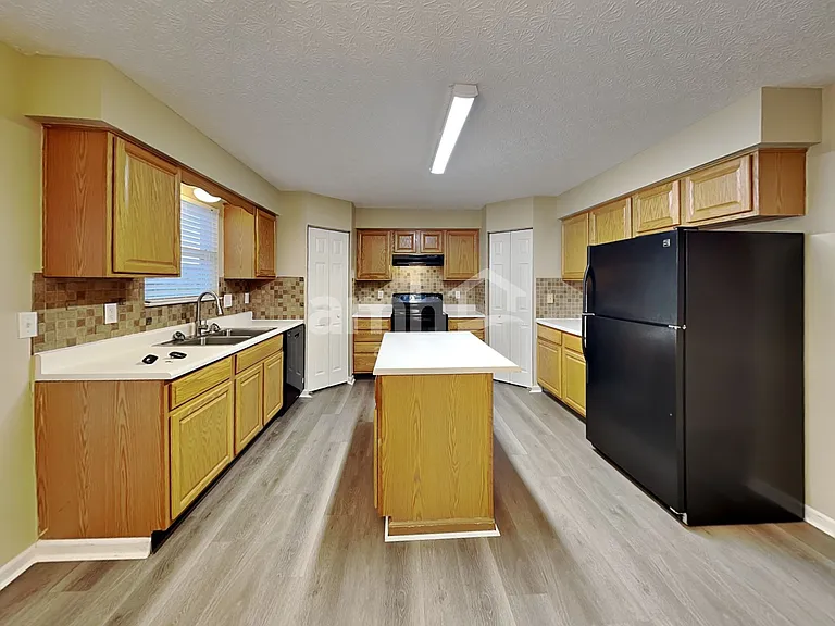 1009 Legacy Ln — Photo 3
