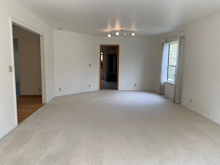 1033 S 232nd St — Photo 9