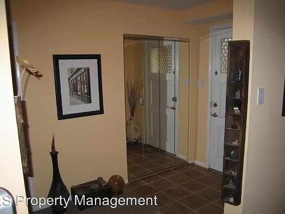 3rd image of 10523 Montrose Ave #10523