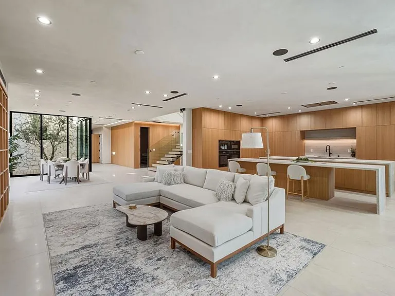 824 N Curson Ave — Photo 6