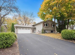 1045 Robinhood Pl, Shoreview, MN 55126