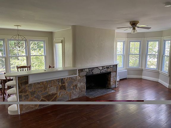 4th image of 40 Maple Grove Ave APT 2