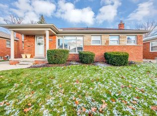 27124 Ursuline St, Saint Clair Shores, MI 48081