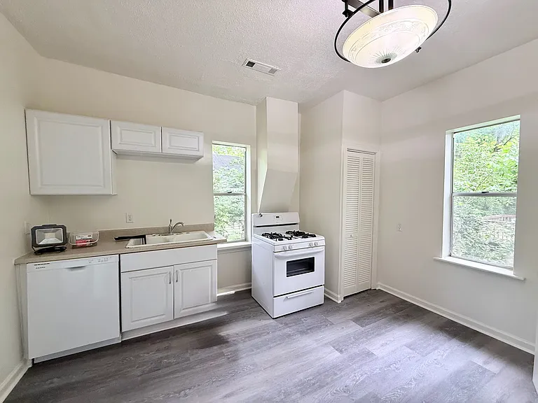 241 E Huntsville Rd — Photo 4