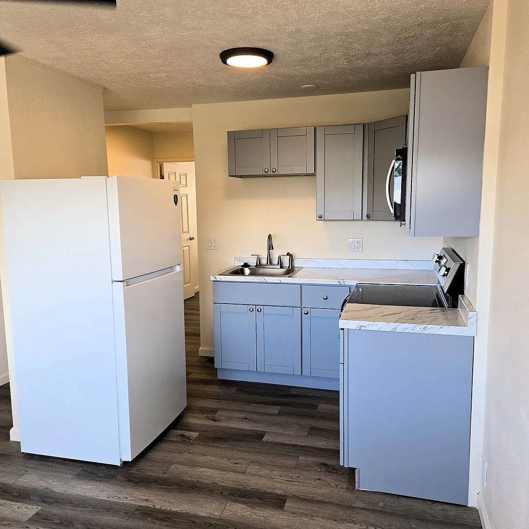 Live the beach life! Remodeled 1 Bedroom Near Charlie Young Beach — Photo 3