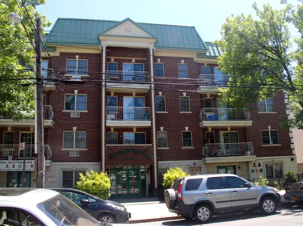 9020 55th Ave APT 4A, Flushing, NY 11373