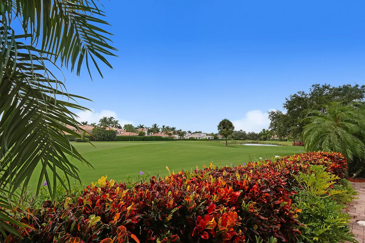 Building Photo - 528 Les Jardin Dr