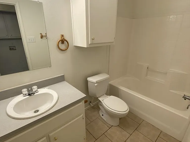 513 E Queens St — Photo 6