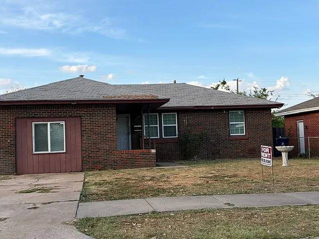 3 bed, 1.5 bath, 955 sqft, $1,050 — Photo 1