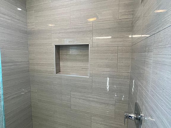 4th image of 553 W 13th St #555