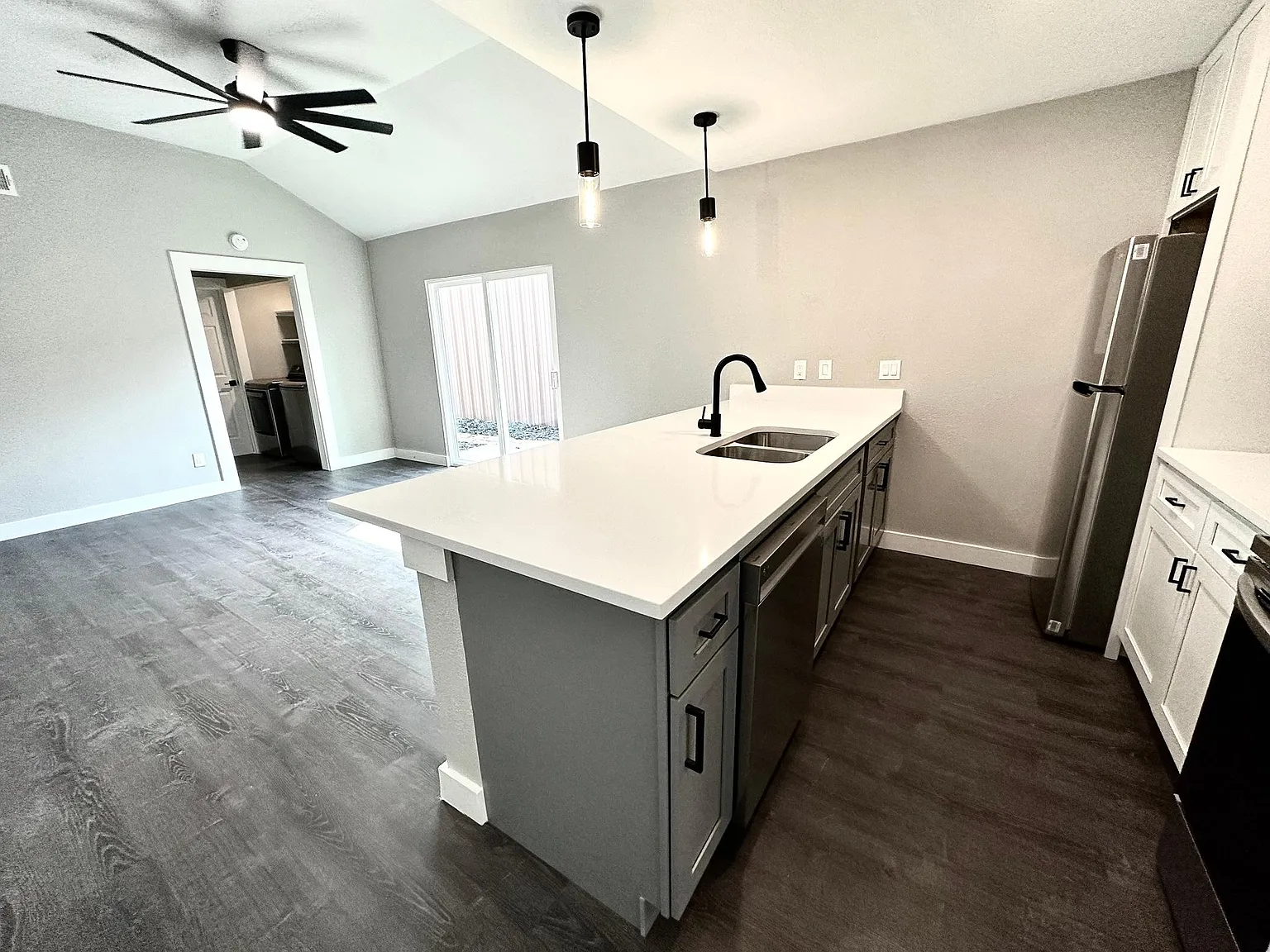 3 bed, 1350 sqft, $2,550 — Photo 4