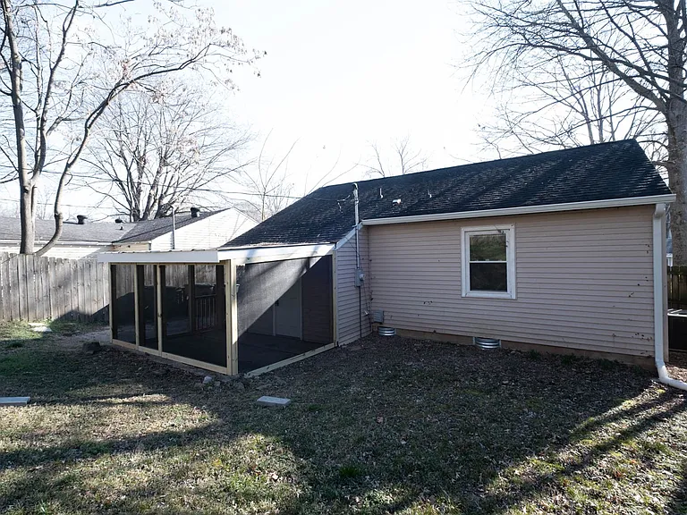 606 Village Ct — Photo 4