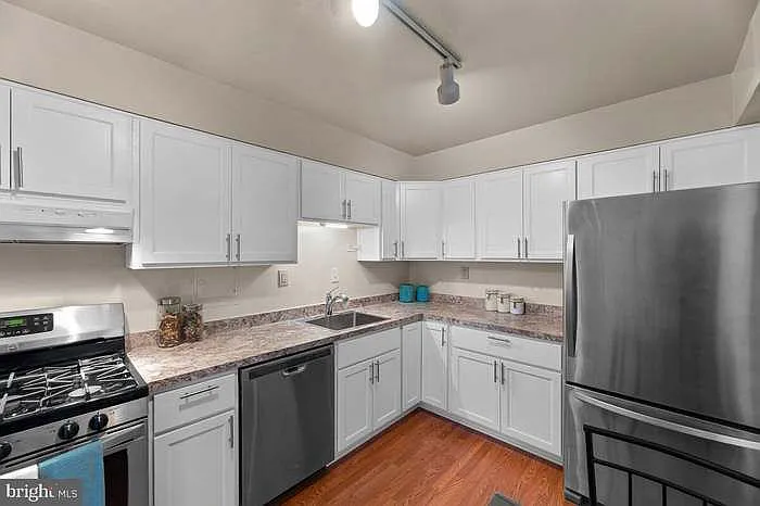 1 bed, 900 sqft, $1,800 — Photo 2