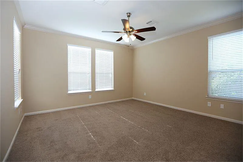 4 bed, 2.5 bath, 2850 sqft, $2,385 — Photo 2