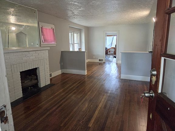 2nd image of 935 E Crosier St