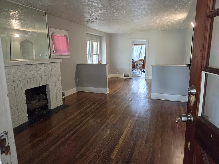 935 E Crosier St — Photo 2