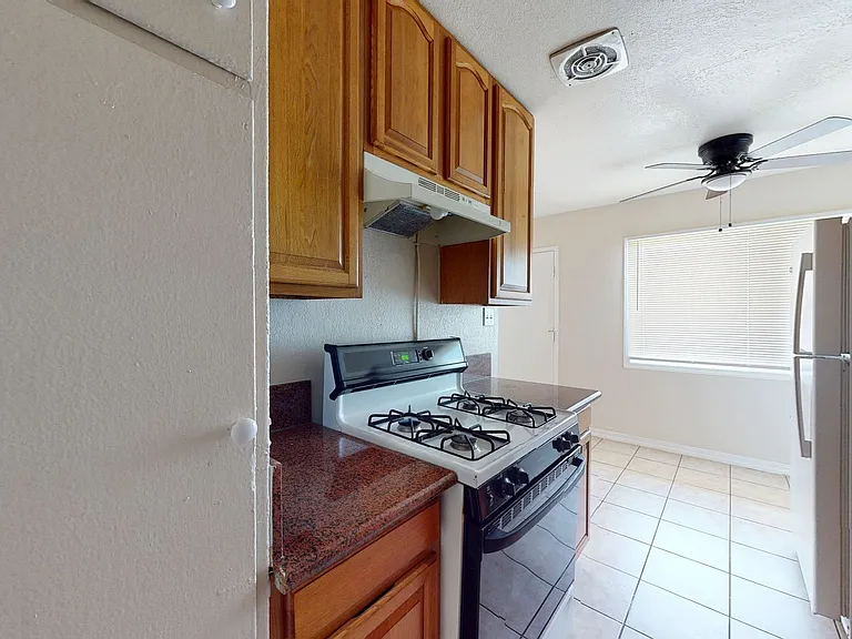 2515 10th ave — Photo 76